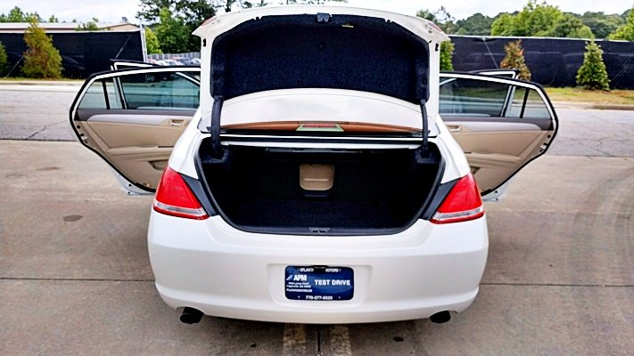 2010 Toyota Avalon XLS photo