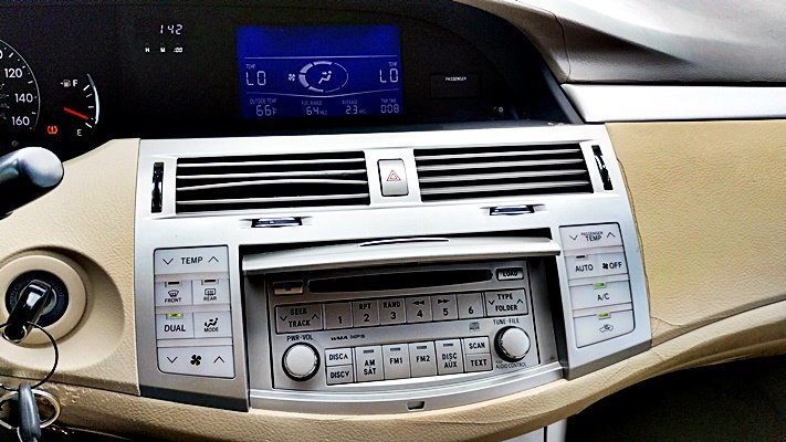 2010 Toyota Avalon XLS photo