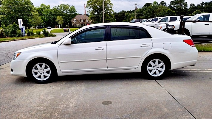 2010 Toyota Avalon XLS photo