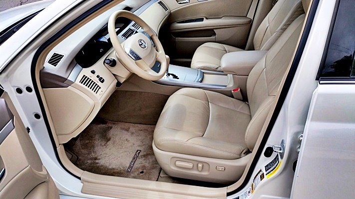 2010 Toyota Avalon XLS photo