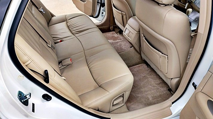 2010 Toyota Avalon XLS photo