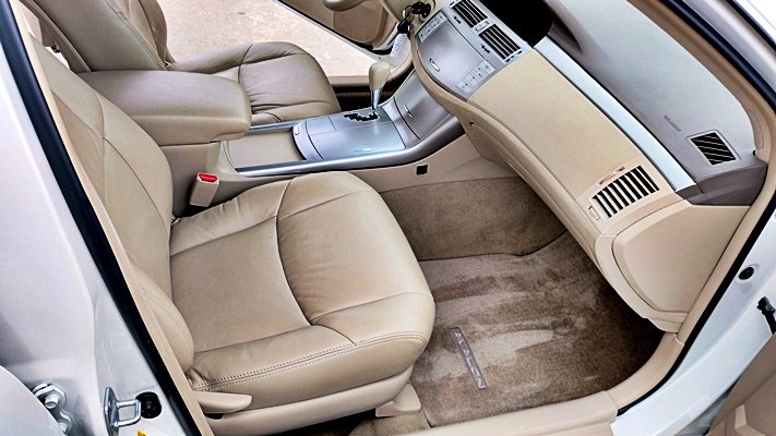 2010 Toyota Avalon XLS photo