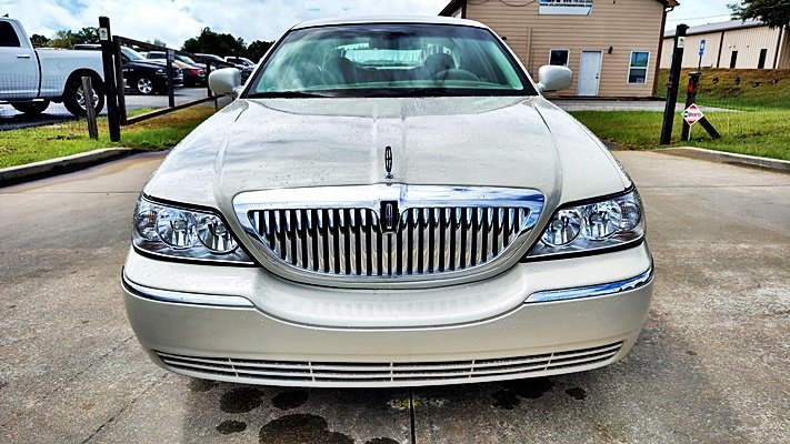 2006 Lincoln Town Car - $8,995
