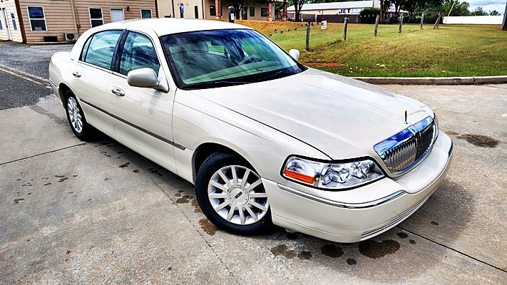 2006 Lincoln Town Car - $8,995