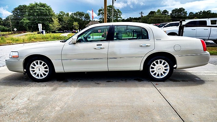 2006 Lincoln Town Car - $8,995