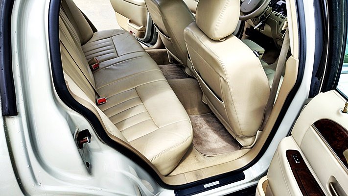 2006 Lincoln Town Car - $8,995