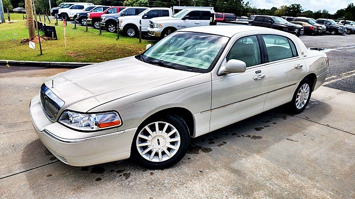 2006 Lincoln Town Car - $8,995