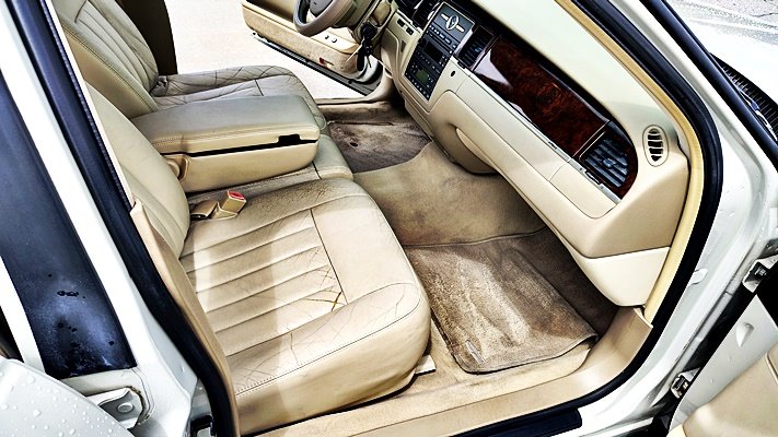 2006 Lincoln Town Car - $8,995