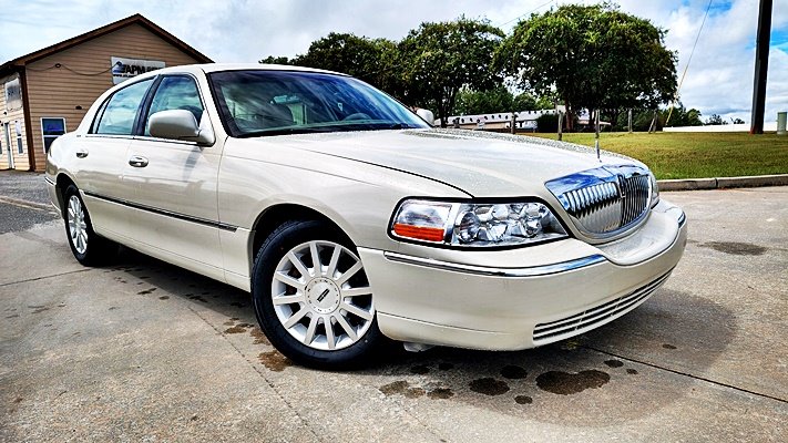 2006 Lincoln Town Car - $8,995