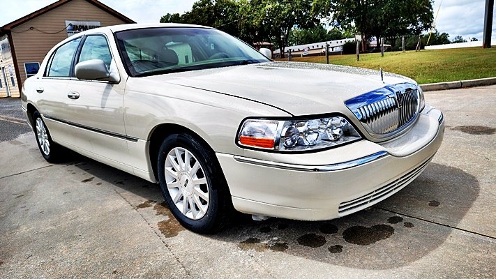2006 Lincoln Town Car - $8,995
