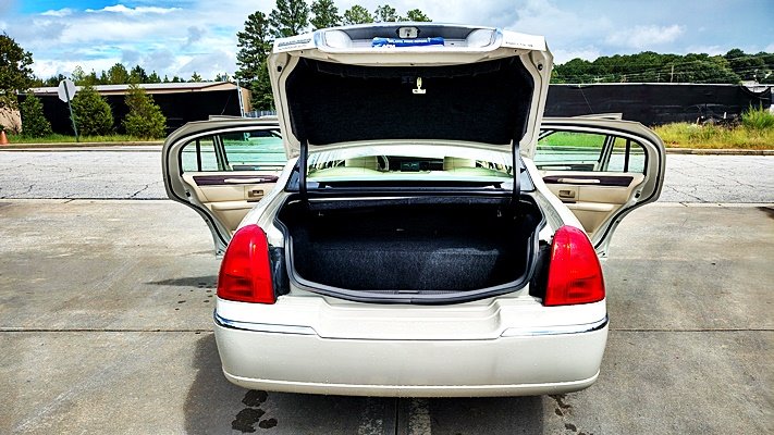 2006 Lincoln Town Car - $8,995