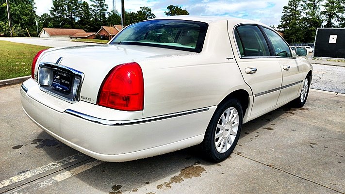 2006 Lincoln Town Car - $8,995