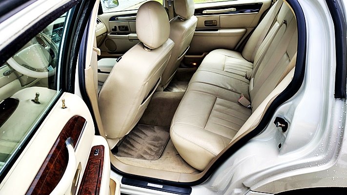 2006 Lincoln Town Car - $8,995