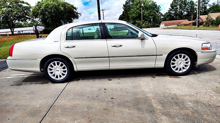 2006 Lincoln Town Car - $8,995