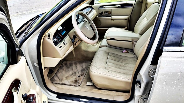 2006 Lincoln Town Car - $8,995