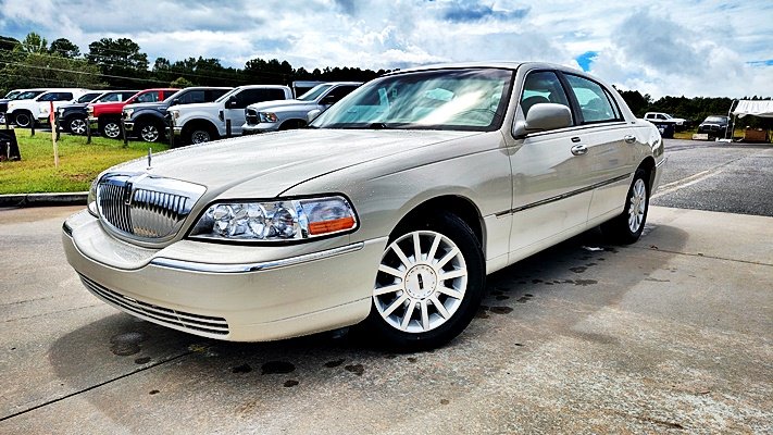 2006 Lincoln Town Car - $8,995