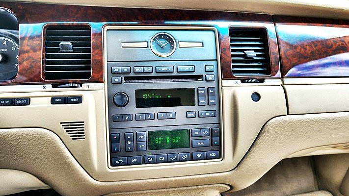 2006 Lincoln Town Car - $8,995