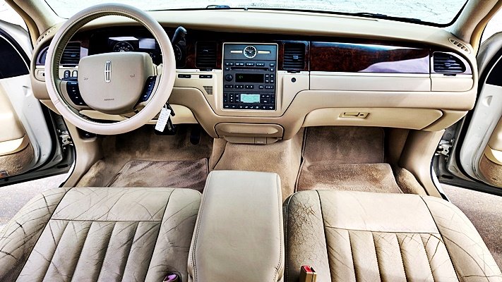 2006 Lincoln Town Car - $8,995