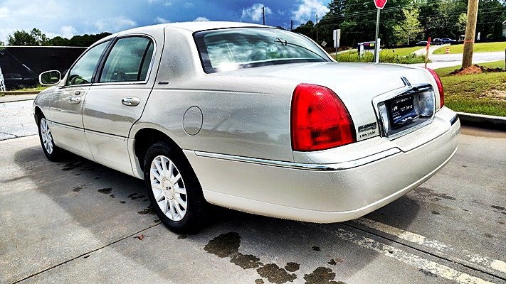 2006 Lincoln Town Car - $8,995