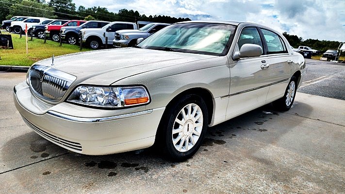 2006 Lincoln Town Car - $8,995