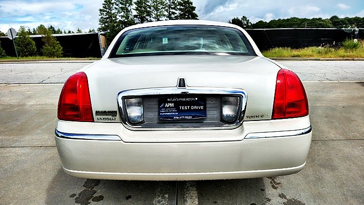 2006 Lincoln Town Car - $8,995