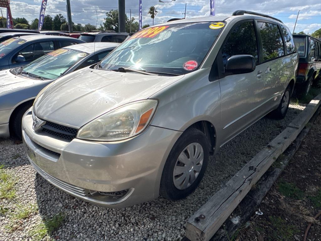 2004 Toyota Sienna - $2,999