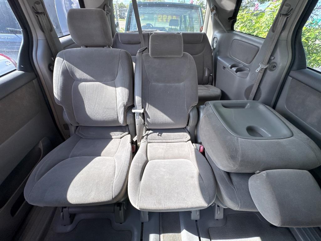 2004 Toyota Sienna - $2,999