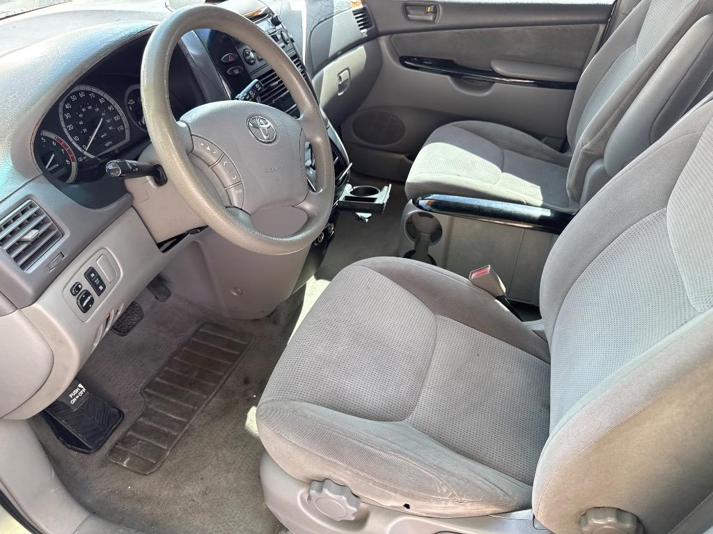 2004 Toyota Sienna - $2,999