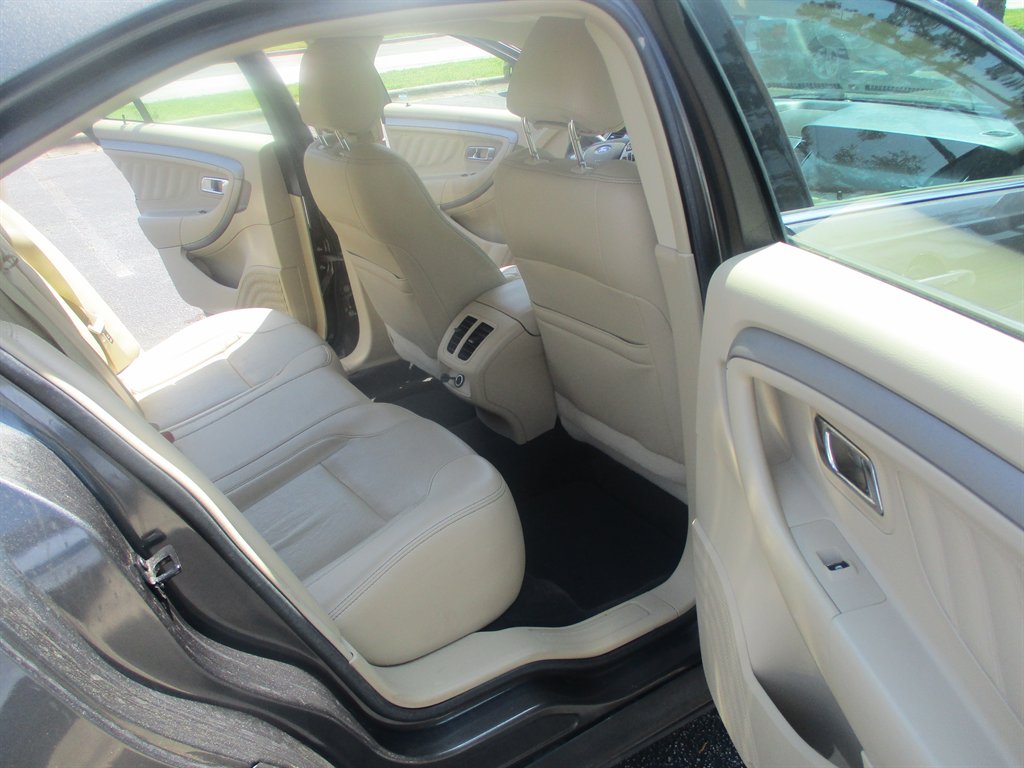 2015 Ford Taurus SEL photo