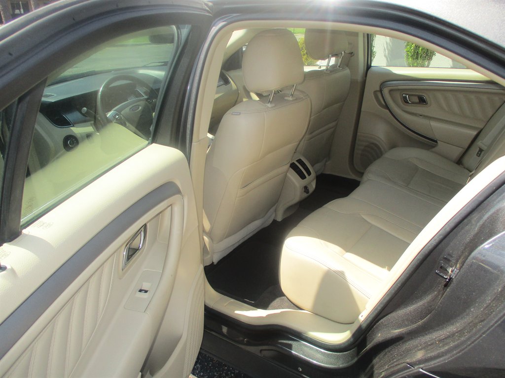 2015 Ford Taurus SEL photo