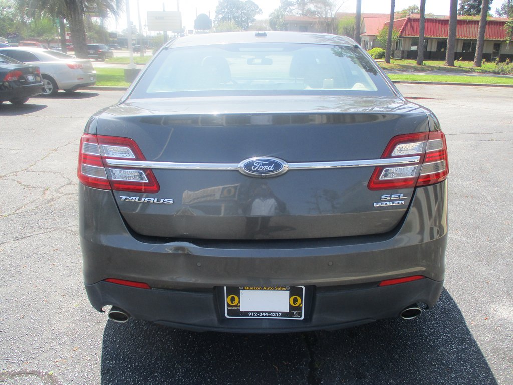 2015 Ford Taurus SEL photo