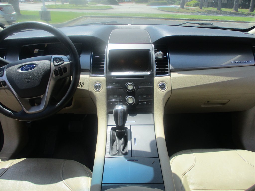 2015 Ford Taurus SEL photo
