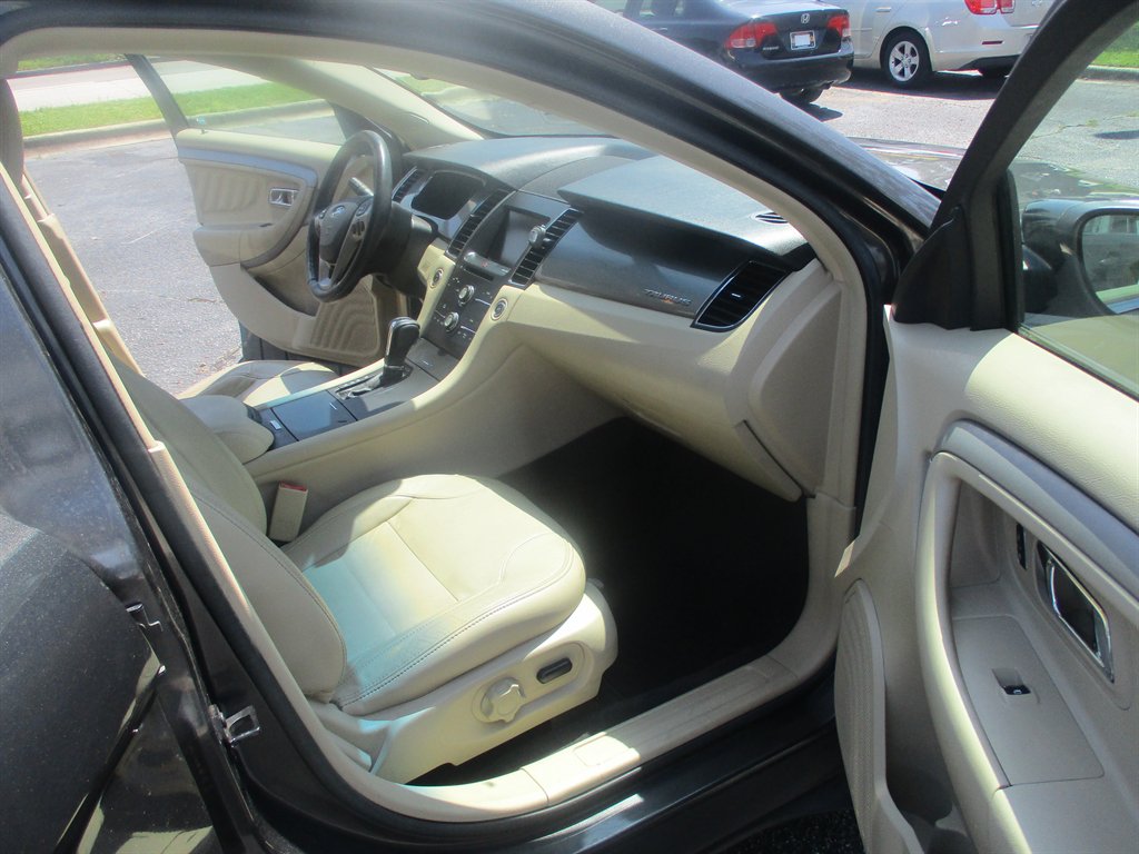 2015 Ford Taurus SEL photo