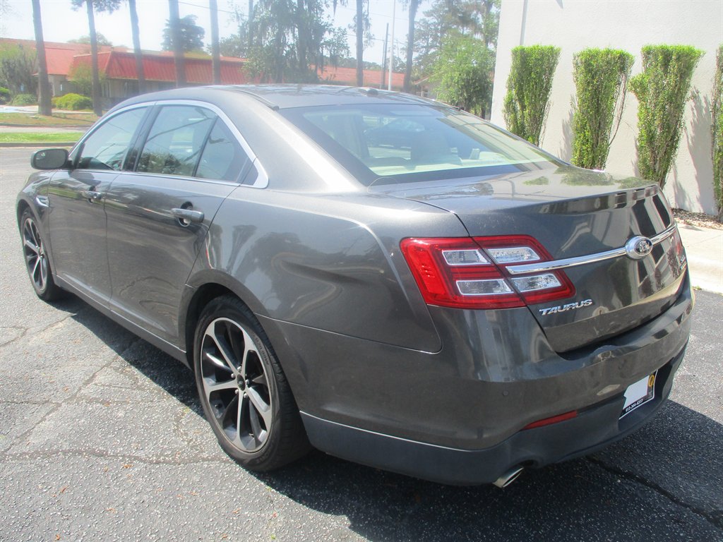 2015 Ford Taurus SEL photo