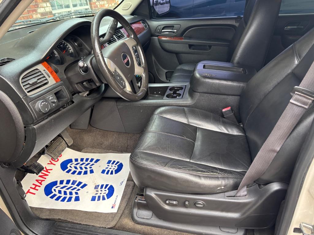 2013 GMC Yukon XL SLT 1500 photo