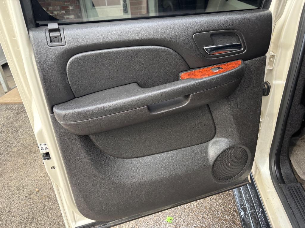 2013 GMC Yukon XL SLT 1500 photo