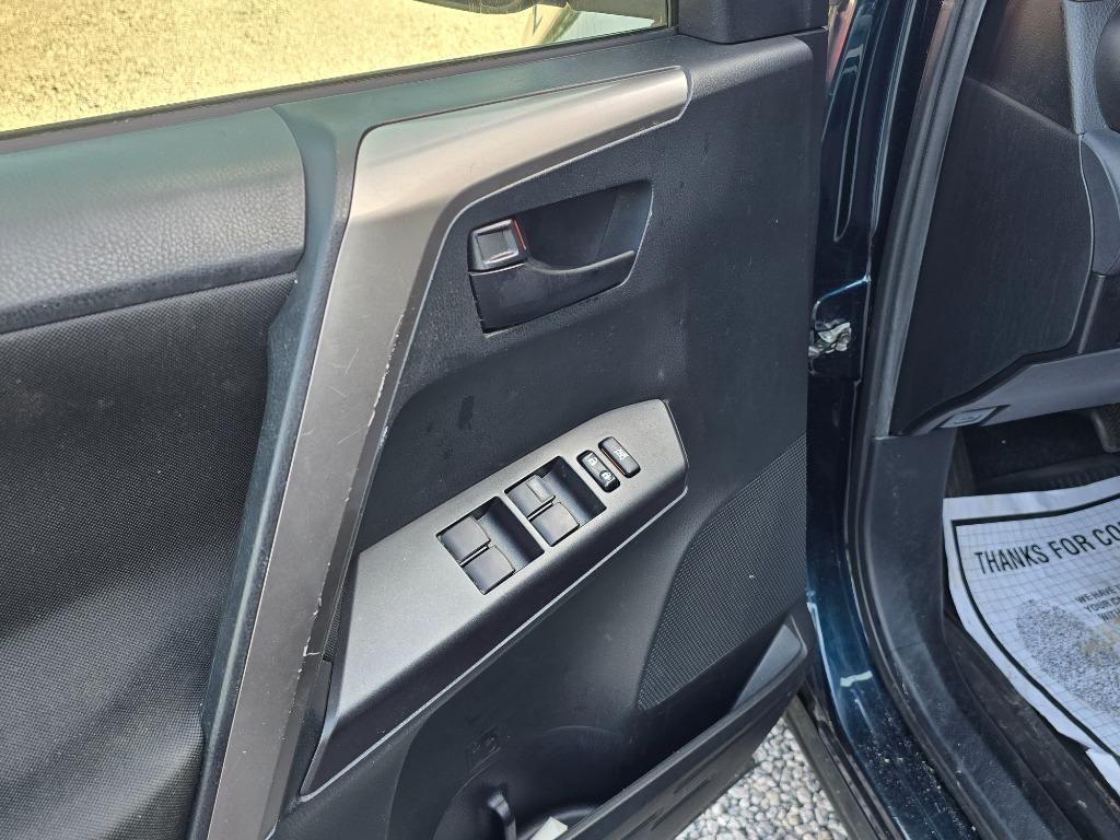 2017 Toyota RAV4 LE photo