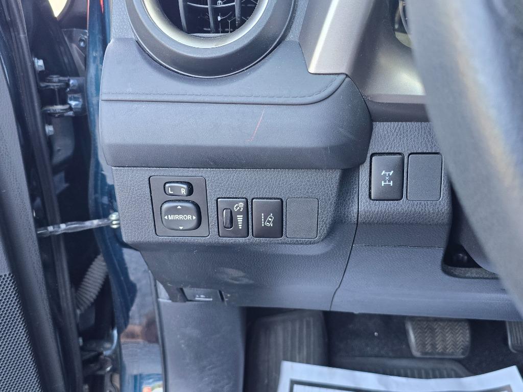 2017 Toyota RAV4 LE photo