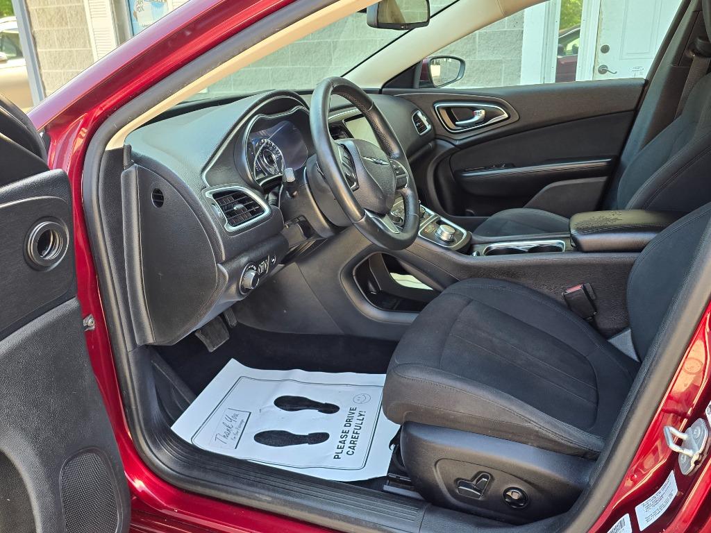 2016 Chrysler 200 - $8,995