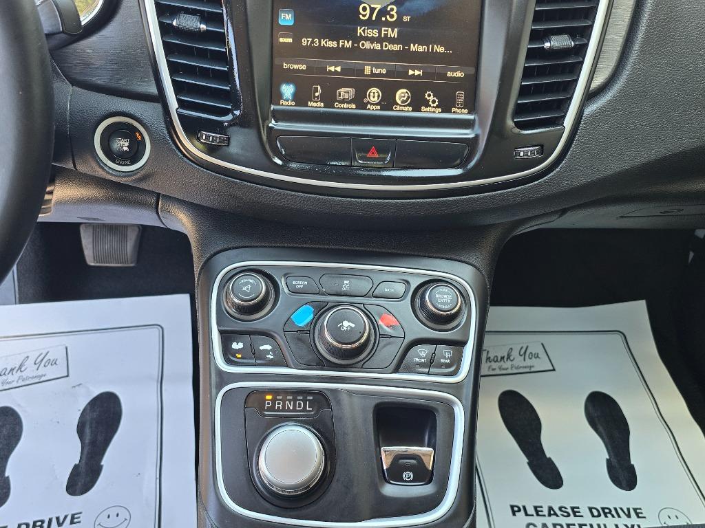2016 Chrysler 200 - $8,995