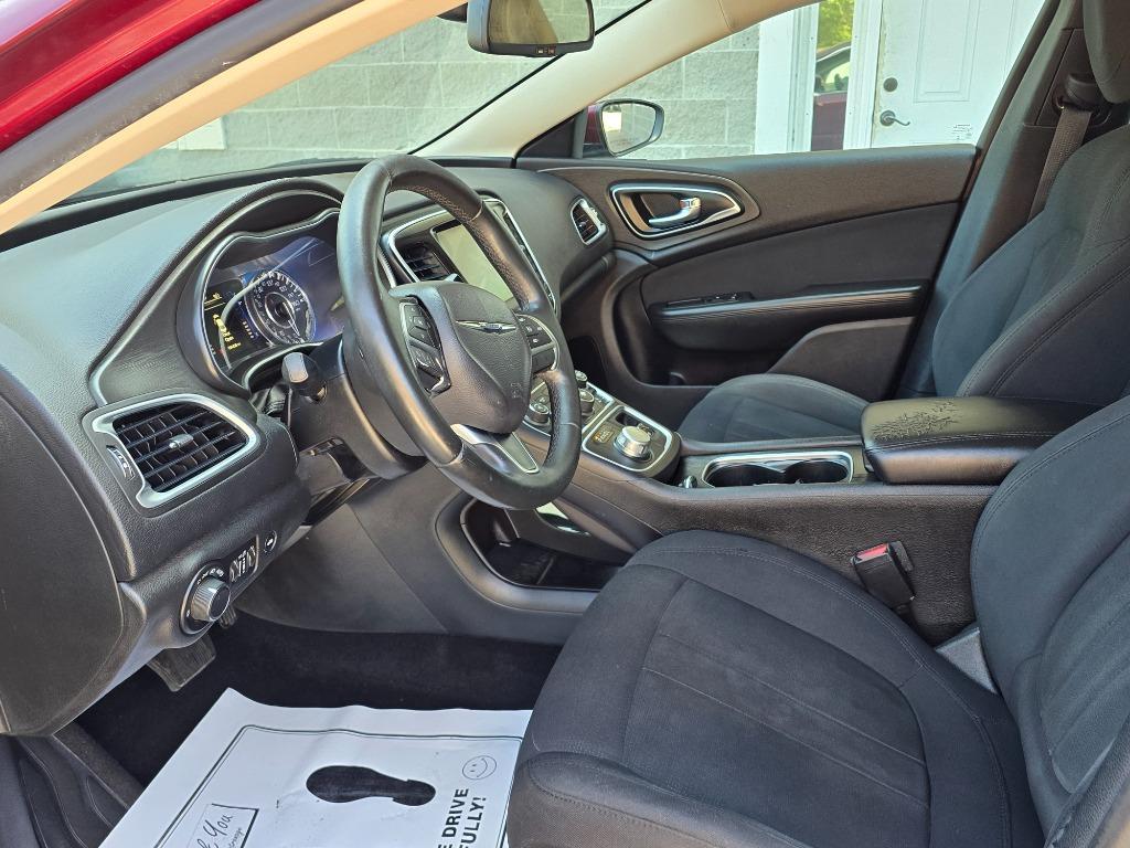 2016 Chrysler 200 - $8,995