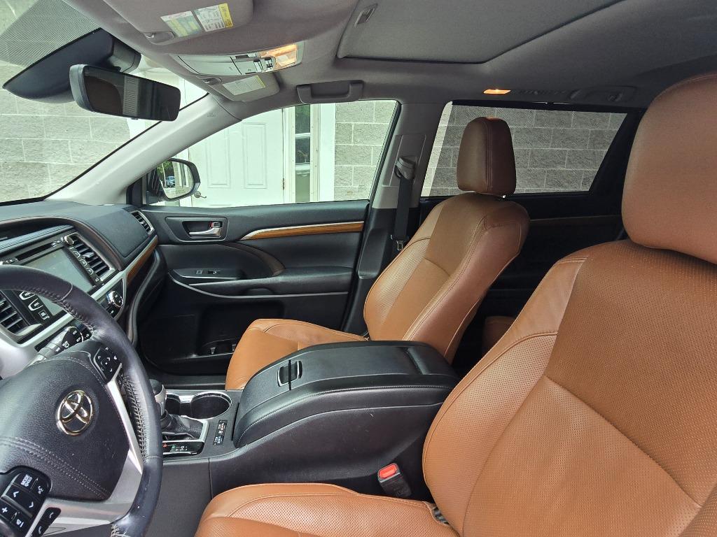 2018 Toyota Highlander - $22,995