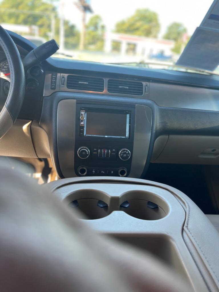2011 Chevrolet Suburban 1500 LS photo