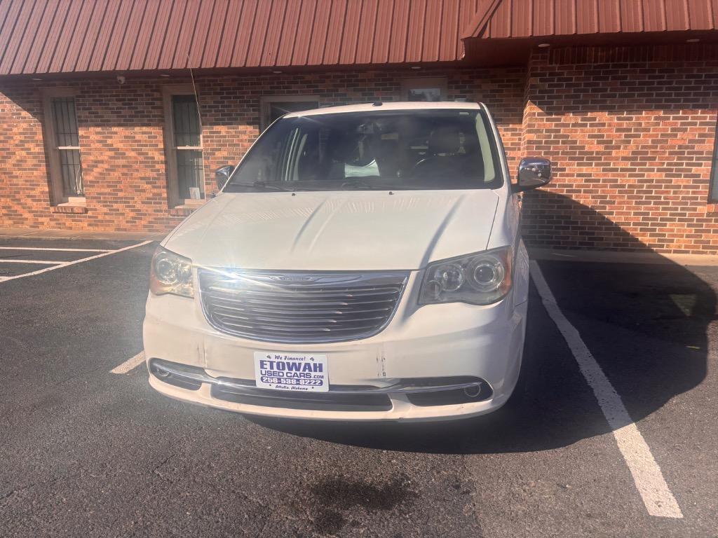 2011 Chrysler Town And Country - $6,995