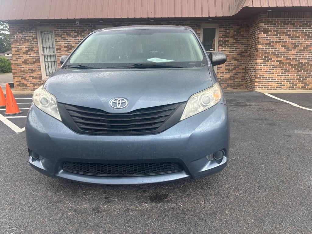 2016 Toyota Sienna - $7,995