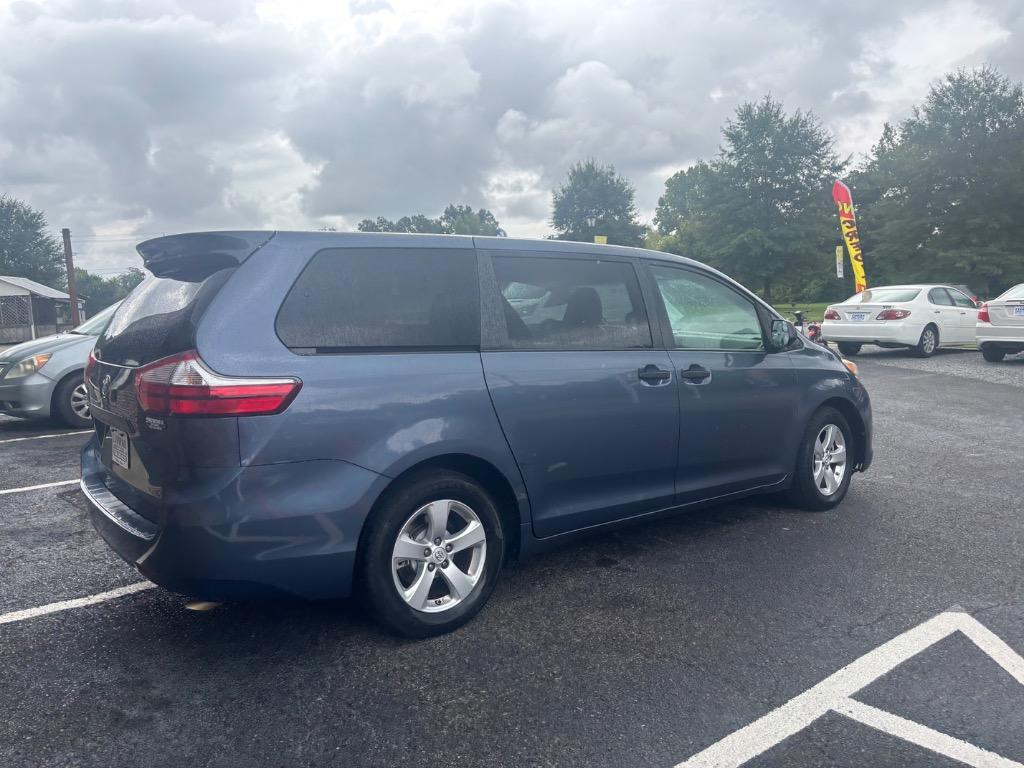 2016 Toyota Sienna - $7,995