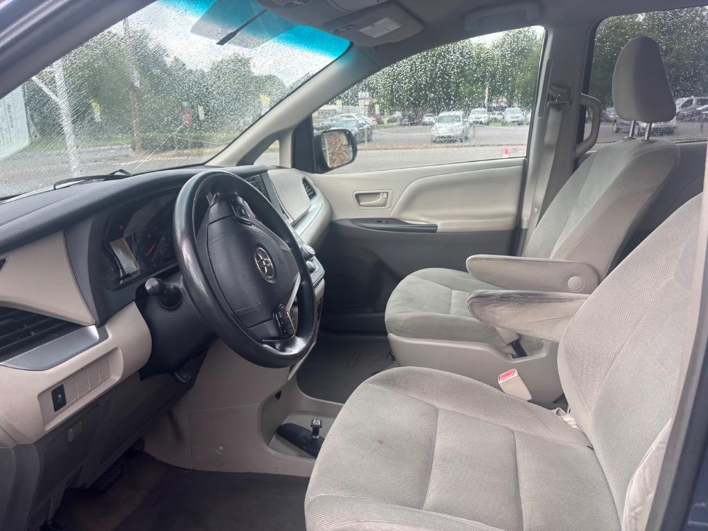 2016 Toyota Sienna - $7,995