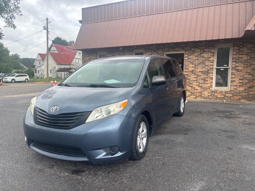 2016 Toyota Sienna - $7,995