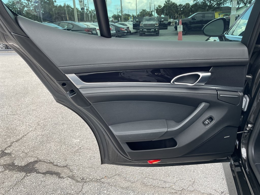 2011 Porsche Panamera 4S photo