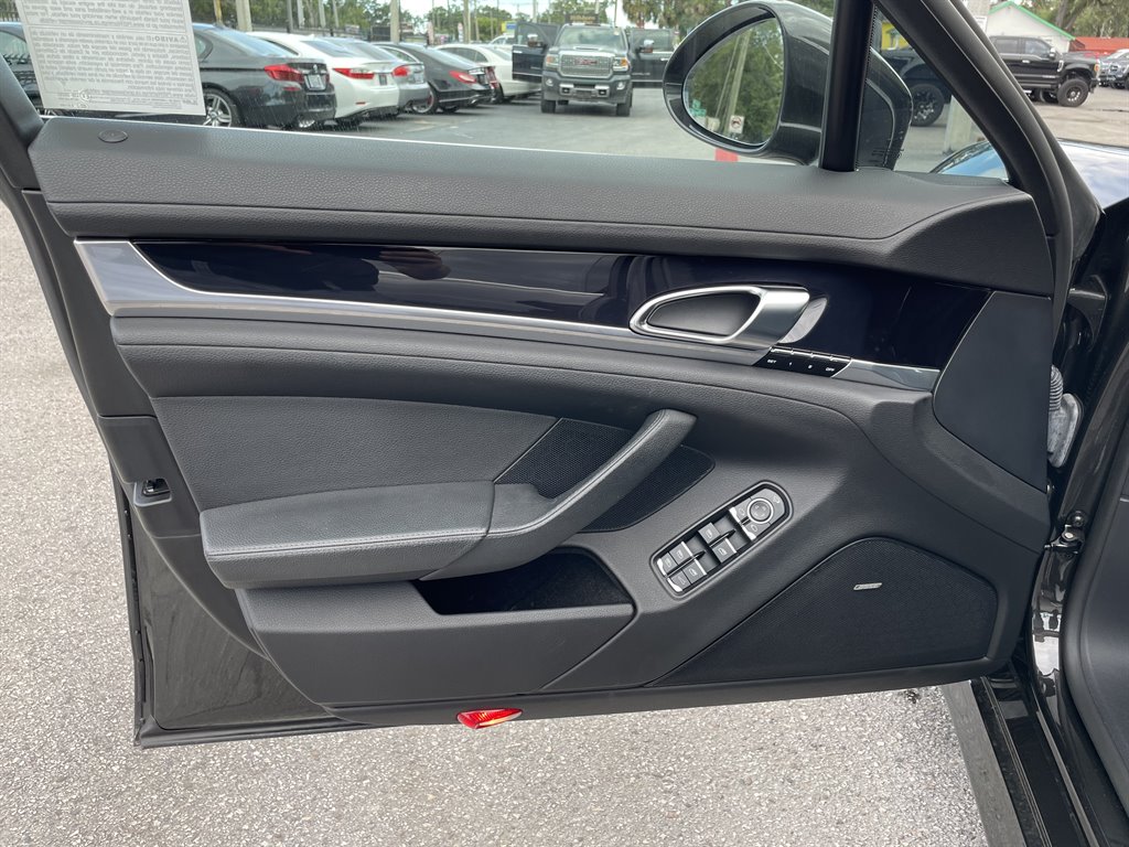 2011 Porsche Panamera 4S photo
